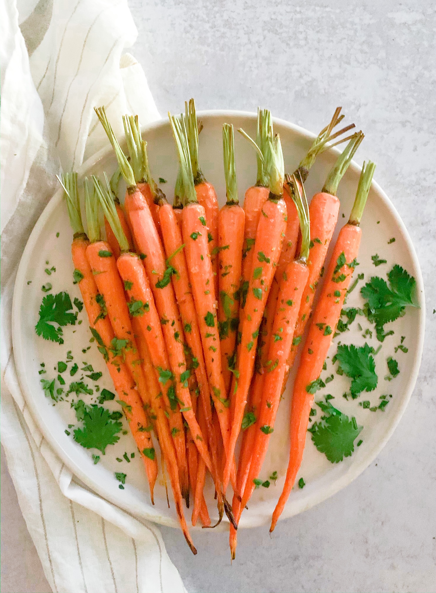 https://theeleganteconomist.com/wp-content/uploads/2019/12/coriander-roasted-carrots.jpeg